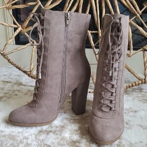 CARLOS Elegant Taupe Lace-Up Boots